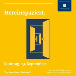 In der Mitte sich öffnende Türen, blau auf gelb. Darüber weiß auf gelb der Schriftzug Hereinspaziert.". Darunter das Datum "Sonntag, 13. September"